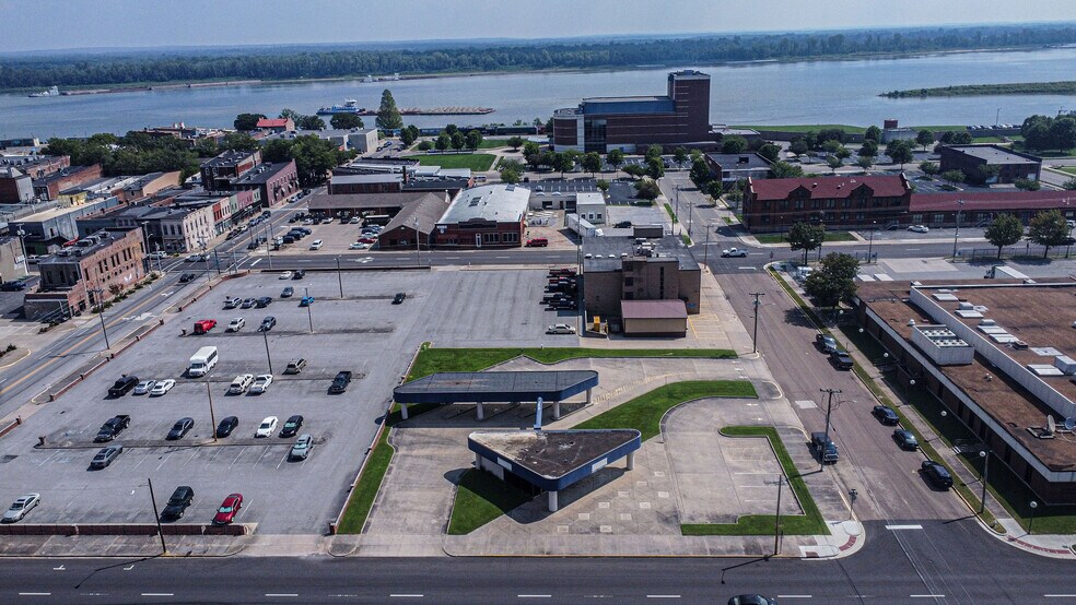 More Photos Of 325 Washington St, Paducah Bank For Lease