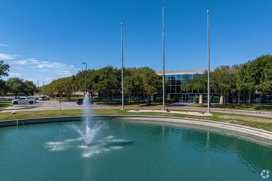 More Photos Of 1111-1113 Gillingham Ln, Sugar Land Distribution For Lease
