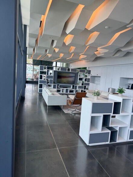 More Photos Of 19790 W Dixie Hwy, Aventura Office For Lease