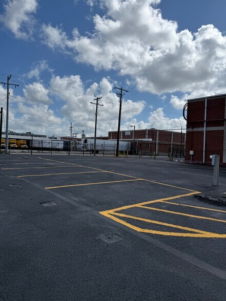 More Photos Of 5024 Uceta Rd, Tampa Distribution For Lease