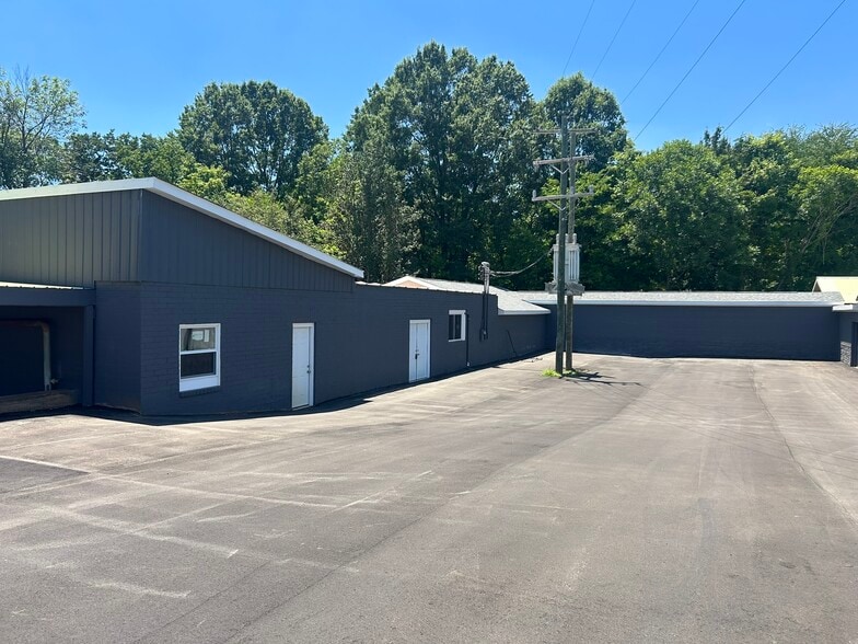 More Photos Of 300 Guthrie St, Graham Warehouse For Sale