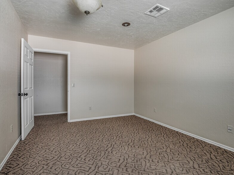 More Photos Of 525 Tower Dr, Moore Office For Lease