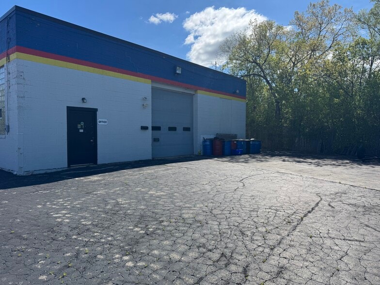 More Photos Of 1101 Niagara St, Waukesha Auto Repair For Sale