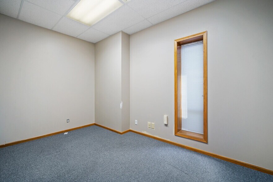 More Photos Of 1801 N 13th Ave E, Newton Flex For Lease