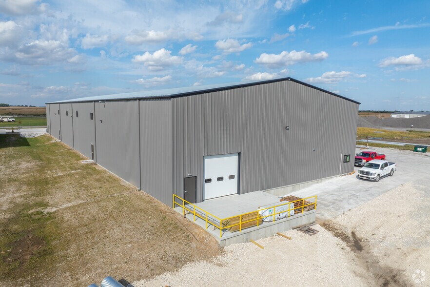 More Photos Of 1407 NW Laurel St, Elkhart Warehouse For Sale