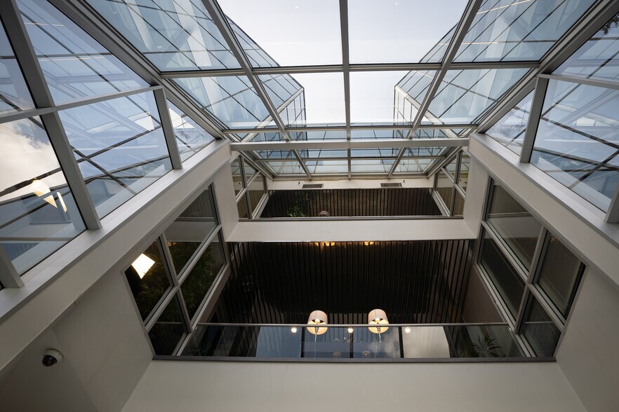 More Photos Of 4001 Airport Fwy, Bedford Office For Lease