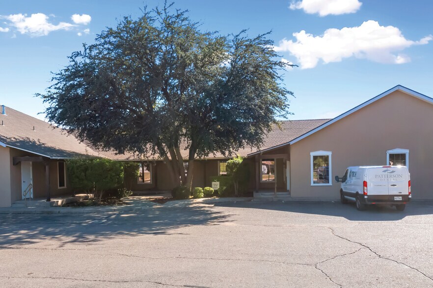 Primary Photo Of 200 W Wilshire Blvd, Roswell Medical For Sale