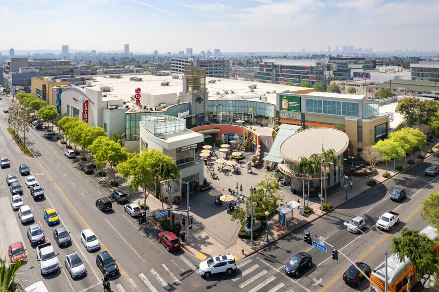 More Photos Of 7100 W Santa Monica Blvd, Los Angeles Unknown For Lease