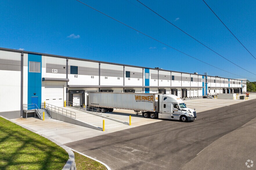 More Photos Of 7918 Harney Rd, Tampa Warehouse For Lease