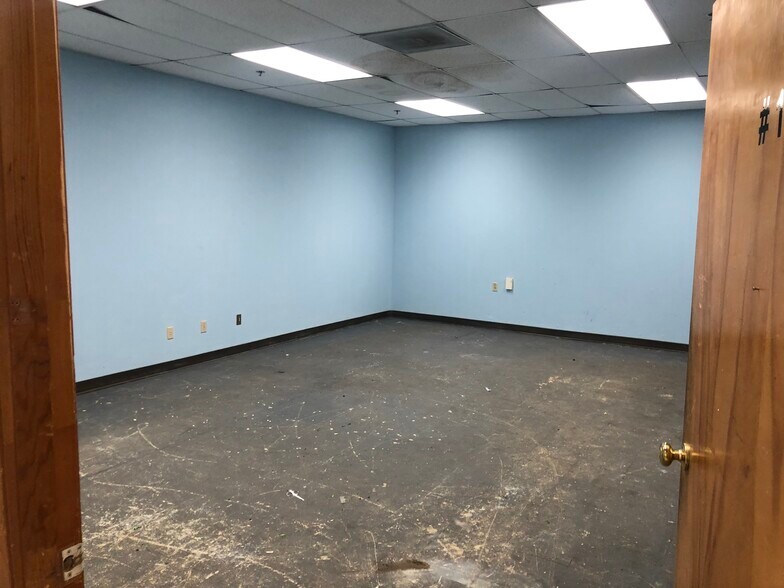 More Photos Of 5107 W University Blvd, Jacksonville Warehouse For Sale