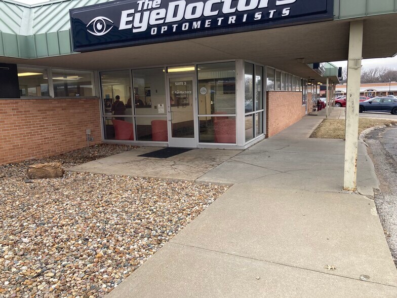 More Photos Of 935 S Iowa St, Lawrence Office For Lease