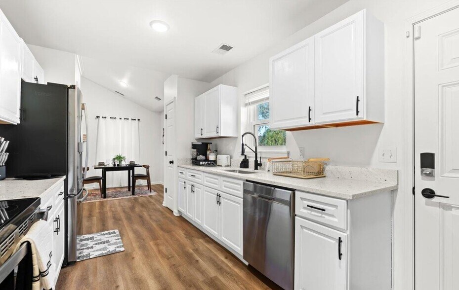 More Photos Of 545 Calgary St, Auburn Hills Specialty For Sale