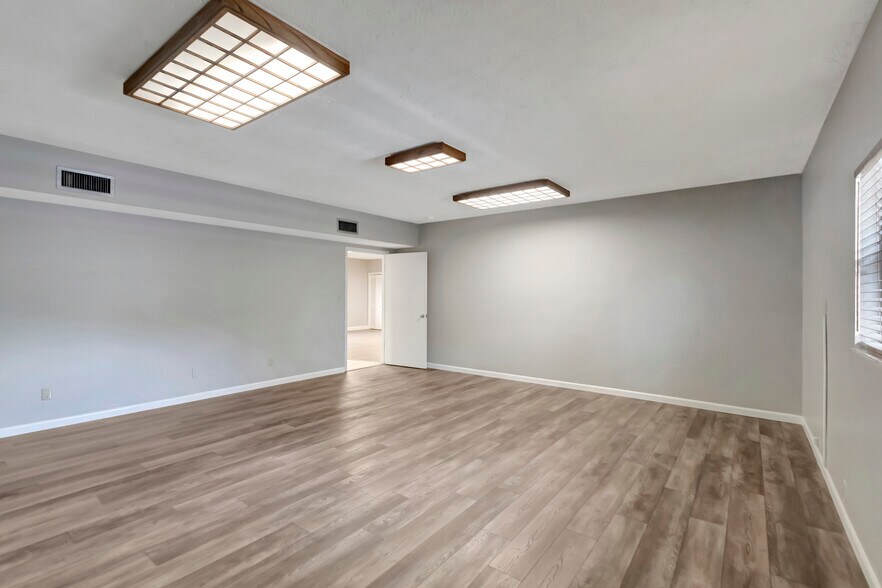 More Photos Of 6948 W Mohawk Ave, Tampa Office For Lease