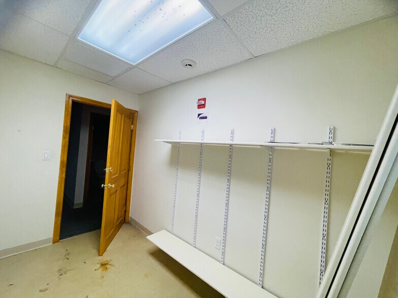 More Photos Of 52-56 Stiles Rd, Salem Medical For Lease