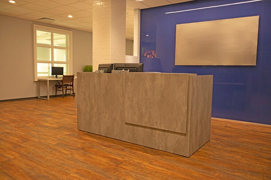 More Photos Of 1400 W 16th St, Oak Brook Office For Lease