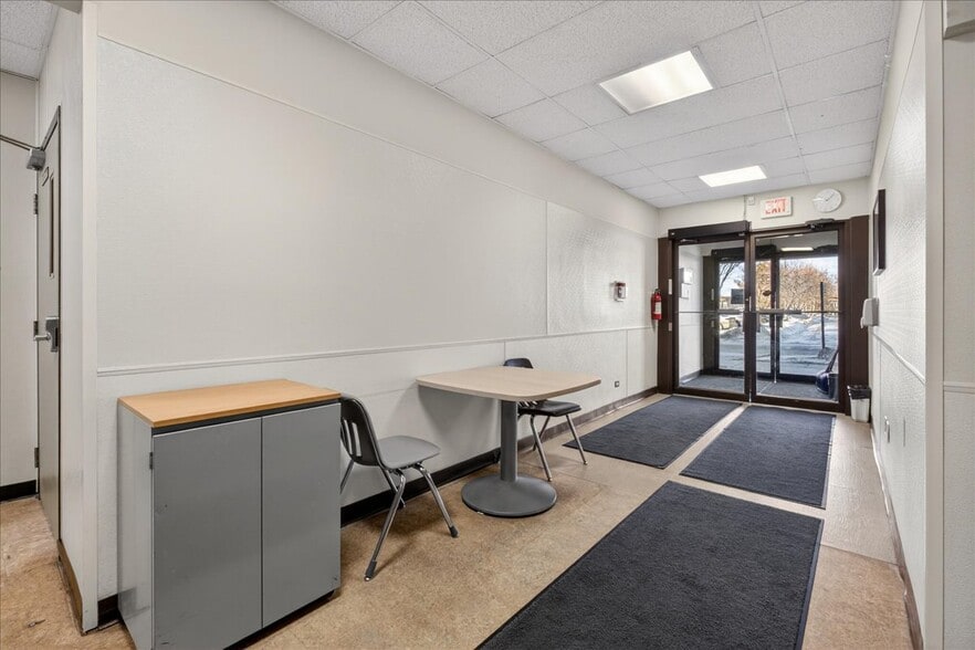 More Photos Of 11831 123 St NW, Edmonton Office For Sale