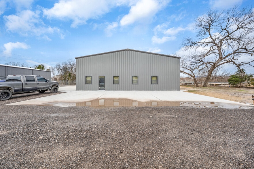 More Photos Of 1240 Blackland Trl, Lavon Warehouse For Lease