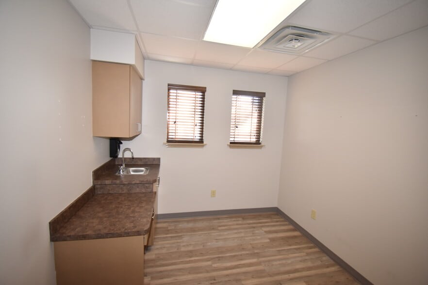 More Photos Of 2401 W Oak St, Denton Medical For Lease