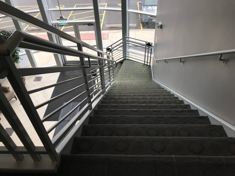 More Photos Of 9 Crystal Lake Rd, Lake In The Hills Office For Lease