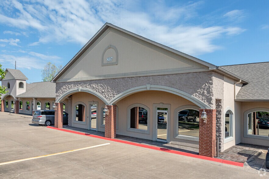 More Photos Of 807 SW I St, Bentonville Office For Lease
