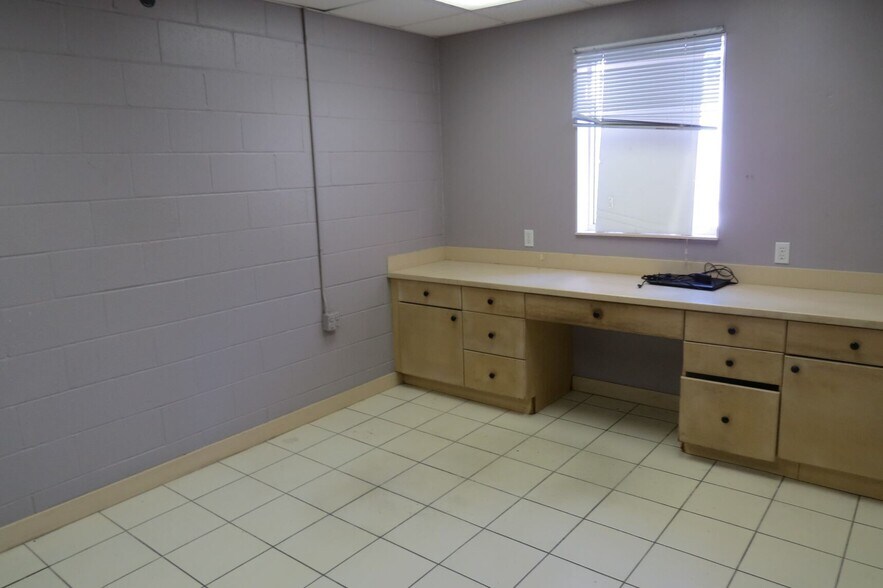 More Photos Of 2575 Front St, Cottondale Industrial For Sale