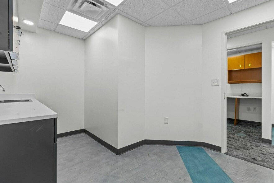More Photos Of 10412 Allisonville Rd, Fishers Office For Sale