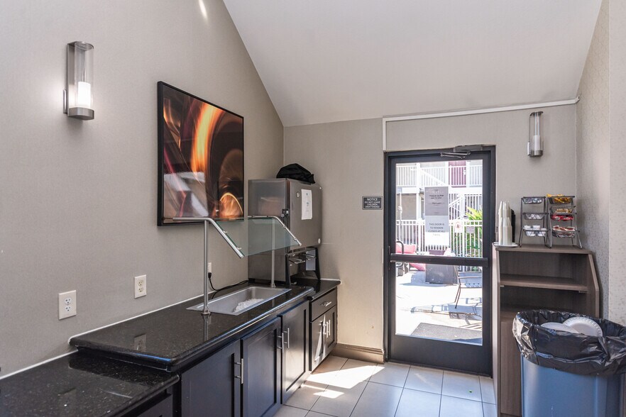 More Photos Of 1530 Howe Ave, Sacramento Hotel For Sale