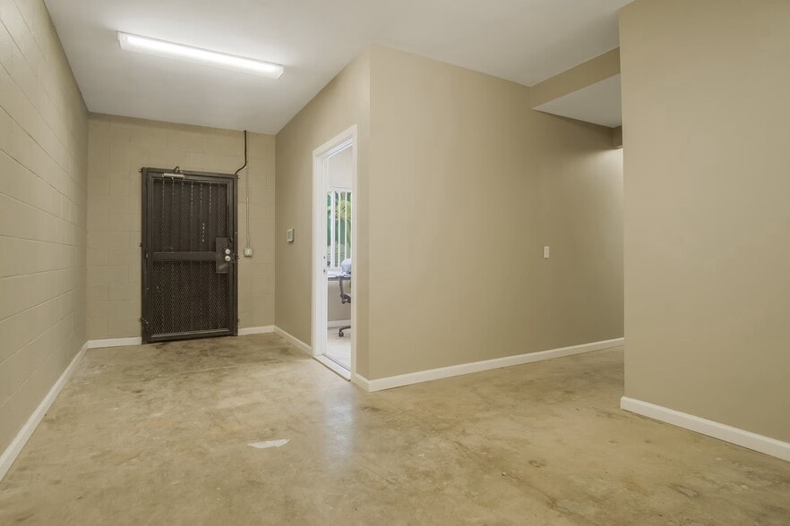 More Photos Of 14768 Calvert St, Van Nuys Warehouse For Sale