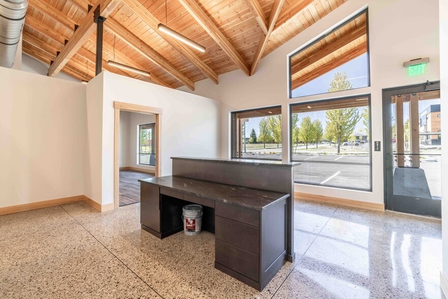 More Photos Of 8512 N Wayne Dr, Hayden Flex For Lease