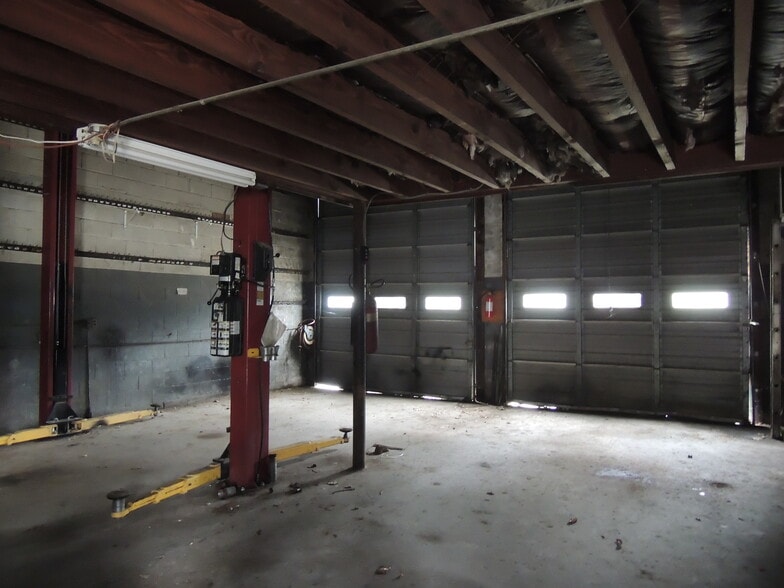 More Photos Of 10353 Doyle Blvd, Mckenney Auto Repair For Sale