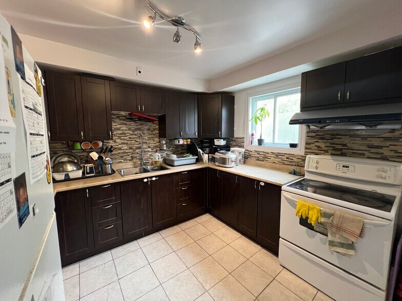 More Photos Of 376-394 Rue Bernard, Terrebonne Office For Sale