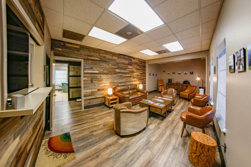 More Photos Of 4550 Lamar Ave, Paris Office For Lease