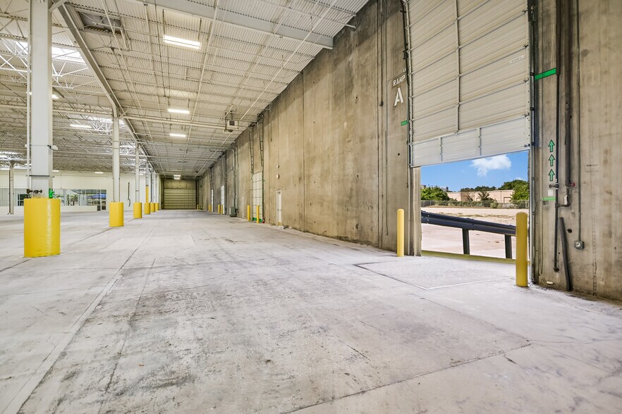 More Photos Of 10420 Metric Blvd, Austin Warehouse For Lease