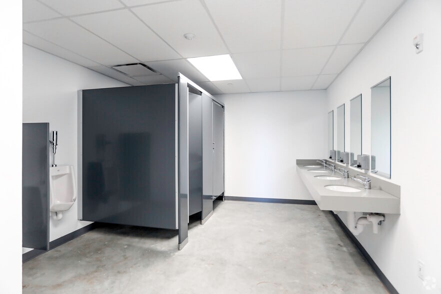 More Photos Of 2505 Bruckner Blvd, Bronx Warehouse For Lease