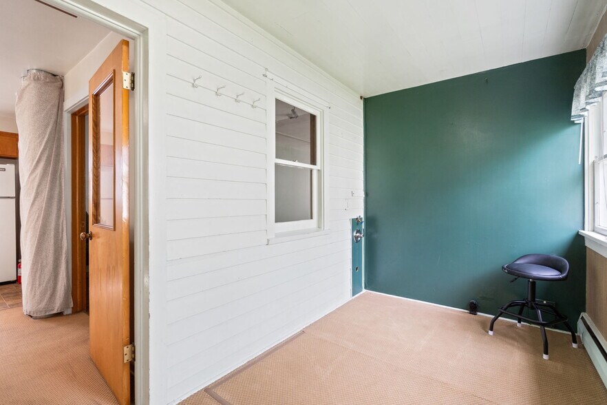 More Photos Of 609 Main St, Windsor Office For Sale