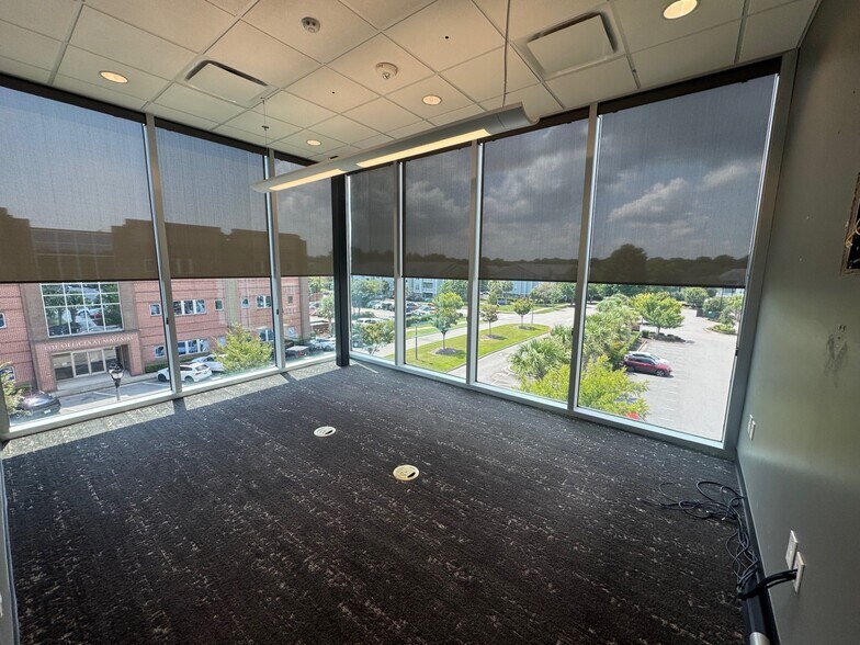 More Photos Of 6751 Parker Farm Dr, Wilmington Office For Lease