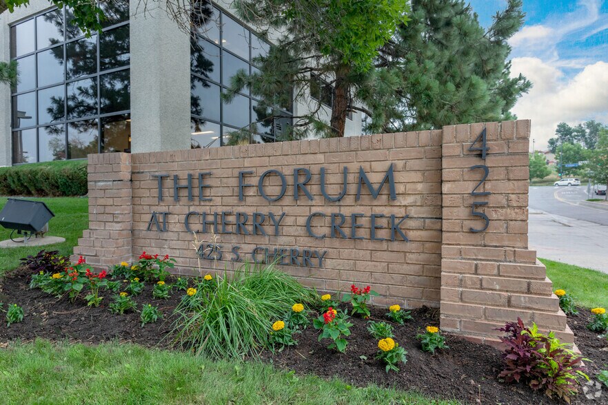 More Photos Of 425 S Cherry St, Glendale Office For Lease