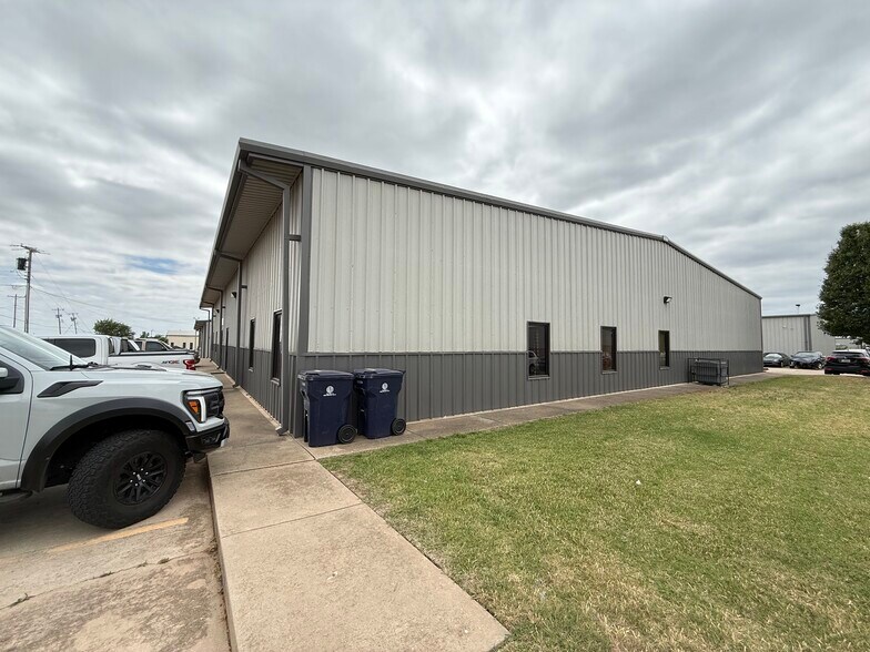 More Photos Of 9625 N Robinson Ave, Oklahoma City Light Distribution For Lease