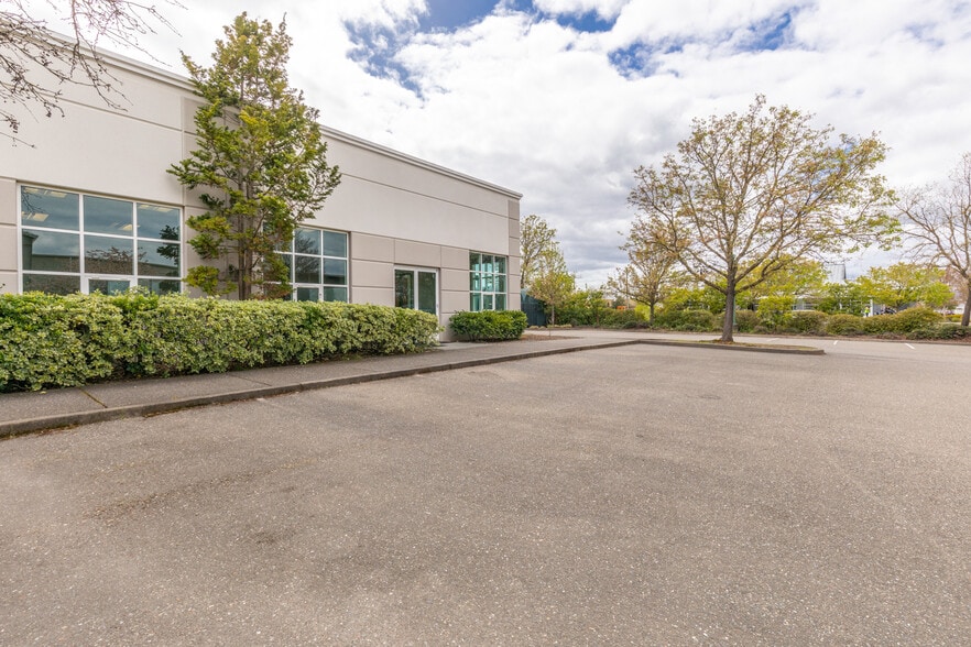 More Photos Of 600 American Way, Windsor Warehouse For Lease