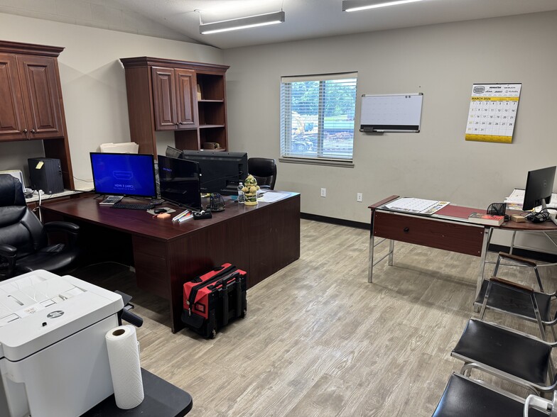 More Photos Of 996 Thornwood Dr, Heath Office For Sale