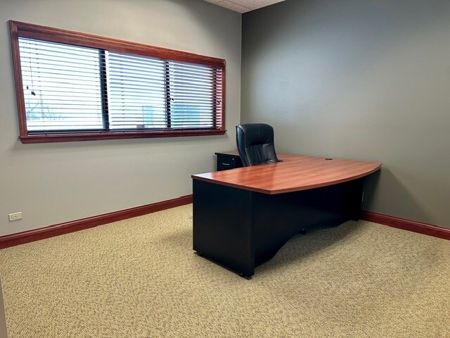 More Photos Of 707 Ridgeview Dr, McHenry Flex For Sale