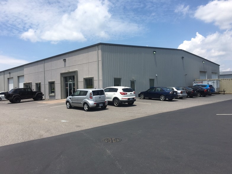 More Photos Of 114-116 Infield Ct, Mooresville Warehouse For Lease
