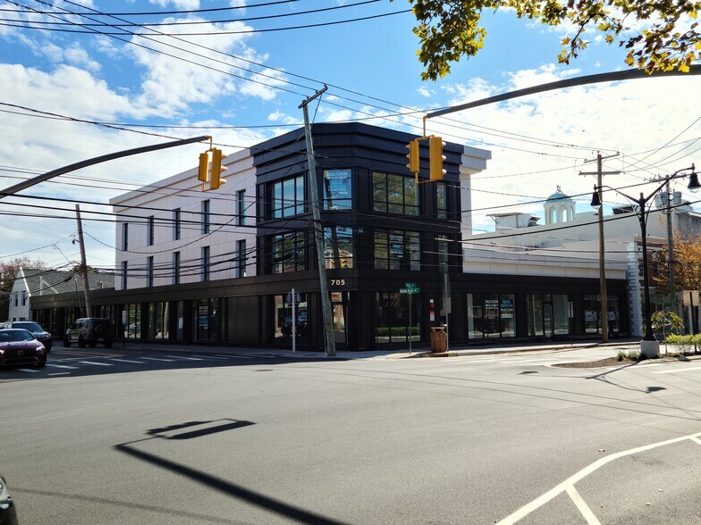 More Photos Of 705 Middle Neck Rd, Great Neck Coworking Space