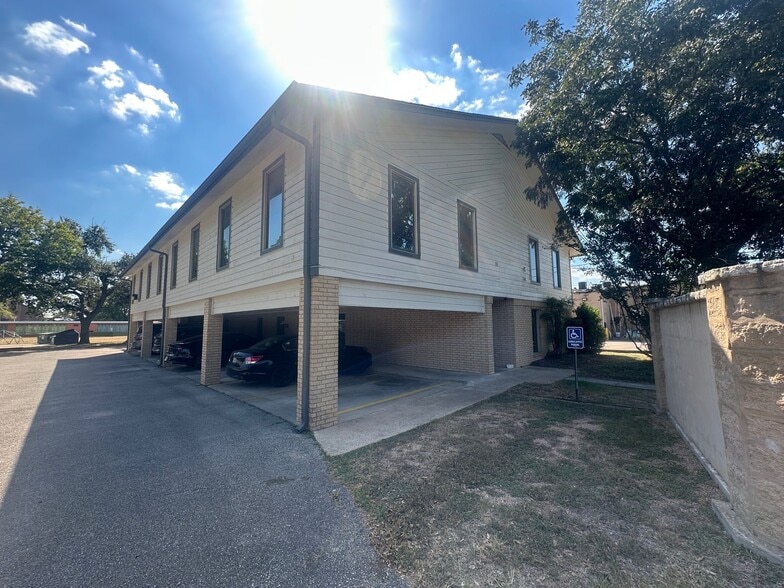 More Photos Of 1011 Meredith Dr, Austin Unknown For Lease