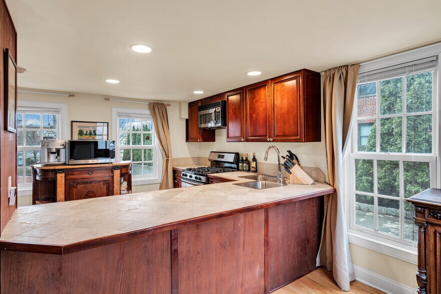 More Photos Of 137 Stockton St, Hightstown Flex For Sale