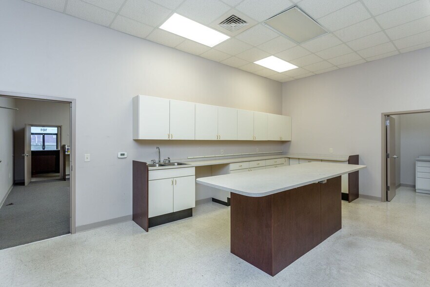 More Photos Of 16 Gosnell, Staunton Medical For Sale