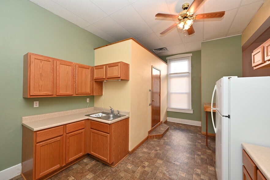 More Photos Of 111 N Market St, Winamac Showroom For Sale