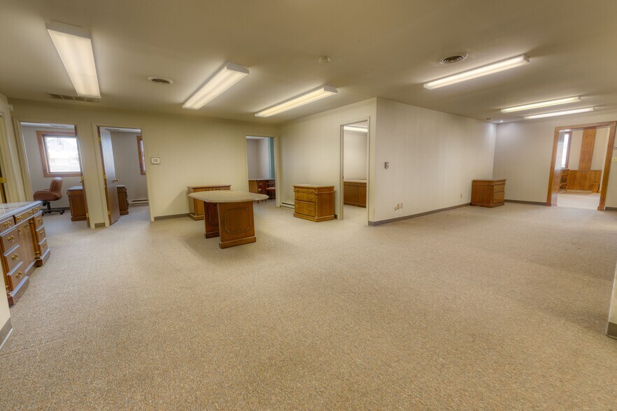 More Photos Of 100 Oak Ave, Eaton Bank For Lease