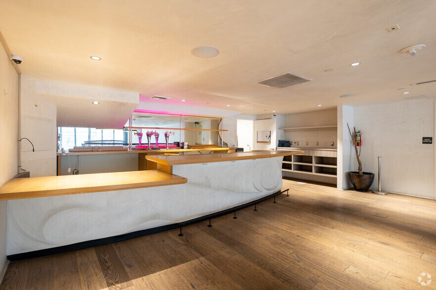 More Photos Of 701 W 7th St, Los Angeles Apartments For Lease