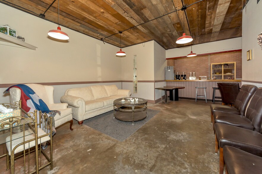 More Photos Of 2001 S Austin Ave, Denison Light Distribution For Lease